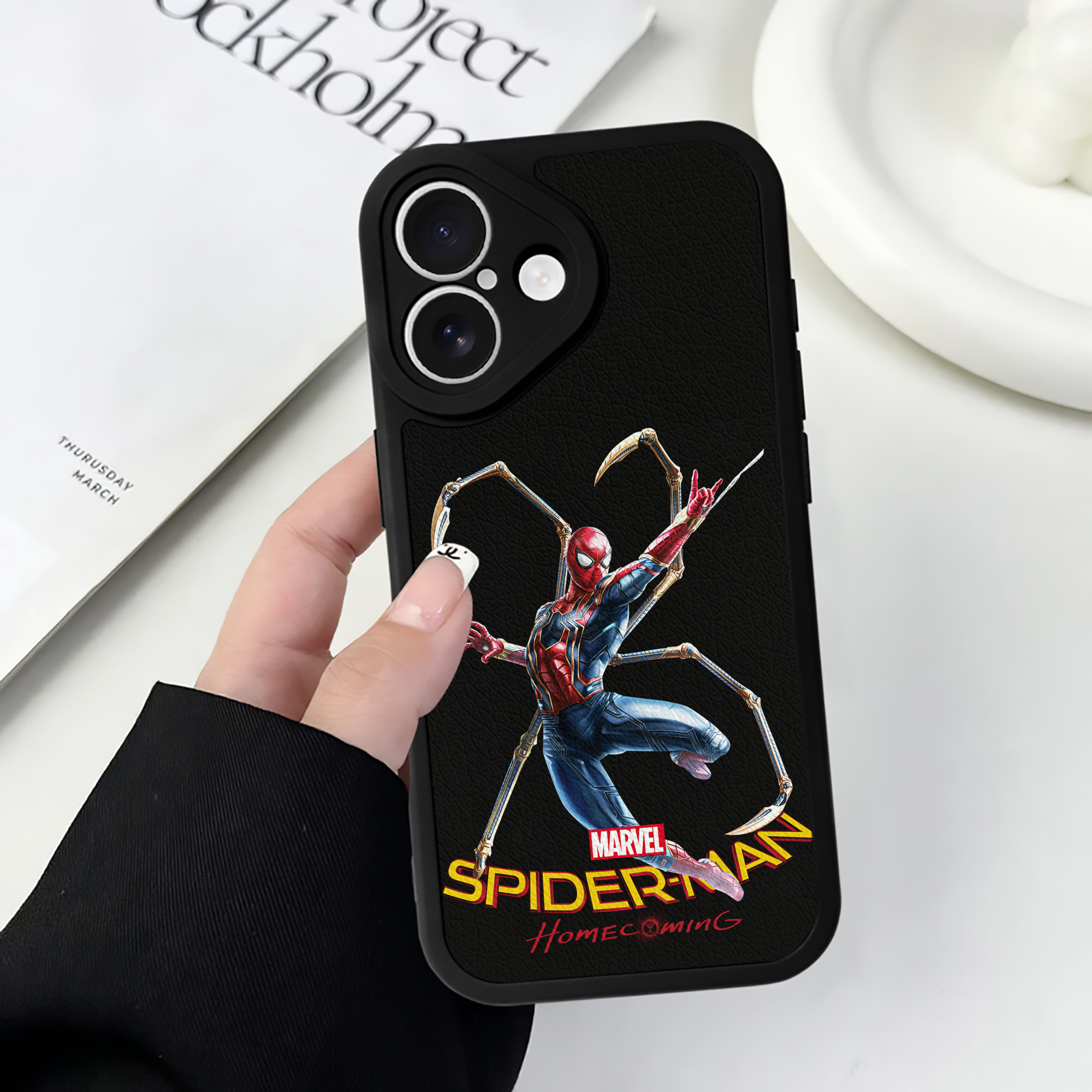 （画像用） Spider Man スパイダーマン 【iPhone 16シリーズ対応】シリコンスマホケース（レザー調） 材質：シリコン